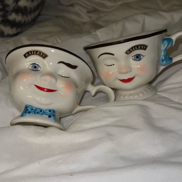 VINTAGE BAILEYS IRISH CREAM WINKING FACE YUM SET OF HIS & HERS MUGS - Picture 1 of 6
